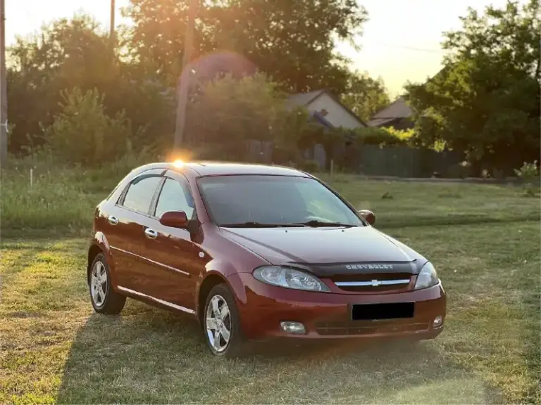 ‼️Цена 400.000‼️
Возможен обмен
Chevrolet lacetti
Пробег: 185.000
Год: 2008
: 1.4 Бензин
Коробка: механика
Привод:передний
Автомобиль в достойном состоянии как по кузову, так и по технике. Масло не расходует, не дымит, не троит. Коробка все передачи включаются плавно, не выбивают. Арки, днище, пороги, стаканы целые. По электрике ошибок нет, всё функционирует. Хорошая комплектация у автомобиля, 3 ключа, все стёкла родные, включая лобовое. Кондиционер, электропривод зеркал, гур, центральный замок, четыре стеклоподъёмника, мультируль. Штатная простая музыка играет неплохо. Пробег родной, автотека зелёная. Авто без дтп. Любой вид переоформления без проблем, документы чистые.
Цена: 400.000 торг у капота, возможен обмен
Тел: +79790040080
Тг: +79495130731
.
📞 Звоните: +7(949)5130731 - фотография - 2
