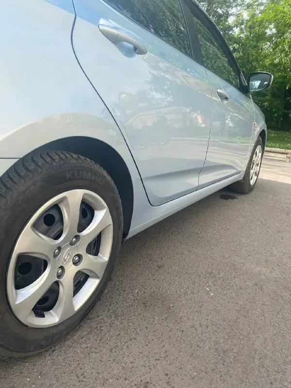 Продам hyundai solaris 2013 год
1.6 Механика. Пройден тех. Осмотр. Полностью зеленая автотека. Я являюсь хозяином. Авто в родном окрасе, в дтп не участвовала, все зазоры идеальны. Салон в отличном состоянии.
Не дымит, не коптит, двигатель работает как часики, масло не жрет. Масло лью синтетику 5w30 мобил. Родной пробег 145000 тыс, что подтверждается автотекой. Машина вся обслужена и вложений не требует, сел и поехал. Масла, фильтра, все расходники поменяны. 4 стеклоподъемника. Стекла по кругу родные, в ключая лобовое ! Кондиционер только заправлен и работает на 5. Два ключа, сигнализация старлайн. Новый аккумулятор. В такси, каршеринге никогда не была. Обмен не интересен.
Цена 920 000 торг.
+79493244313
Макеевка
📲 Tg: @kudryavcev0432
📞 Звоните: +7(949)3244313 - фотография - 8