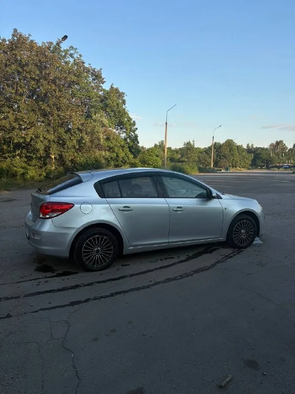 Продам chevrolet cruze 2013г.
Двигатель : 1.8 бензин
Коробка : акпп
Цена : 760.000 торг.
Автомобиль ежедневно эксплуатируется, все то вовремя, поменяно : 2 подушки двигателя, новый аккумулятор, на 220.000 поменян комплект грм, сальник коленвала. Так же сальник распредвала, обслужен генератор, радиатор и патрубки, прокладка клапанной крышки. Все подтверждающие документы есть.
Пробег реальный : 249.000 км.
По комплектации : 4 эл. Стеклоподъемника, эл. Регулировка зеркал, кондиционер, монитор, мульти-руль. 2 комплекта резины. Камера заднего вида. Bluetooth, aux, esp, abs.
Есть возрастные царапки по кузову, и прилетел скол пошла трещина по лобовому, на это изначально торг.
Неплохие номера в подарок !
Осмотр : г. Макеевка
Телефон : +79498170777 - фотография - 3
