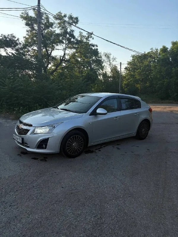 Продам chevrolet cruze 2013г.
Двигатель : 1.8 бензин
Коробка : акпп
Цена : 760.000 торг.
Автомобиль ежедневно эксплуатируется, все то вовремя, поменяно : 2 подушки двигателя, новый аккумулятор, на 220.000 поменян комплект грм, сальник коленвала. Так же сальник распредвала, обслужен генератор, радиатор и патрубки, прокладка клапанной крышки. Все подтверждающие документы есть.
Пробег реальный : 249.000 км.
По комплектации : 4 эл. Стеклоподъемника, эл. Регулировка зеркал, кондиционер, монитор, мульти-руль. 2 комплекта резины. Камера заднего вида. Bluetooth, aux, esp, abs.
Есть возрастные царапки по кузову, и прилетел скол пошла трещина по лобовому, на это изначально торг.
Неплохие номера в подарок !
Осмотр : г. Макеевка
Телефон : +79498170777 - фотография - 4