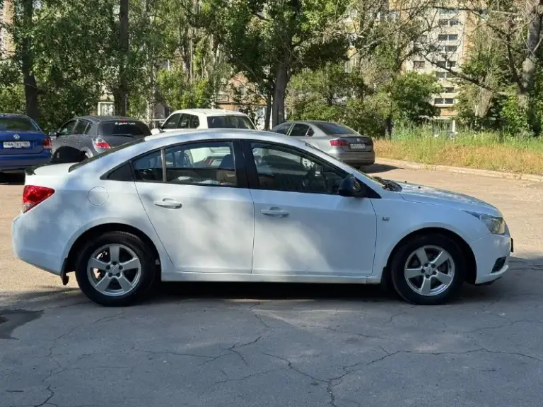 Продается chevrolet cruze 2011 год 1.6 мкпп
Атмосферник
Цена: 595.000 руб + разумный торг реальному покупателю + бак бензина в подарок
Шевроле круз
- Пробег 190.000 км
- Не такси и не каршеринг!
- Все стекла родные
- 2 Комплекта колес зима-лето
- Мотор и коробка в отличном состояние не дымит не троит, работает ровно масло не ест !
- Состояние сел и поехал куда угодно никаких вложений не требуется
- Из последнего заменено масло в двс, фильтра и свечи
- По кузову и днищу выглядит красиво без гнили и ржавчины авто эксплуатировалось ростов-краснодар
- По ходовой все отлично не стучит, не гремит
Едет мягко
- По салону чистый и ухоженный только после химчистки
- Комплектация 2 ст подьемника, эл рег зеркал, подогревы сидений, птф, abs, air bag, хорошая заводская музыка cd, aux
- Кондиционер холодит на 100%, ручник держит, лобовое без трещин
-Переоформление без проблем могу присутствовать в мрэо
-Документы кристально чистые без штрафов, запретов и. Т. Д
Осмотр макеевка центр
Тел +79490248188 - фотография - 8