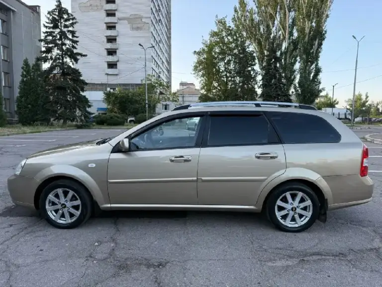 Здравствуйте продам шевроле лачетти в кузове универсал 2009 г. В большой очень комфортный и просторный автомобиль который подойдёт как для семьи так и для работы  в самом лучшем сочетании двигателя и ручной коробки
✅Сборка корея качество проверенное временим
✅Двигатель  работает отлично не дымит масло от замены до замены вообще не кушает от слова совсем 1.6 (109 л. С) резвая и очень экономная
✅Коробка механика работает идеально
✅ Ходовая часть в идеальном состоянии полностью обслужена
✅Хорошая комплектация кондиционер 4 стеклоподъёмники abs  и многое другое всё работает в штатном режиме
✅По кузову ровная и красивая как на фото
✅ Без дтп остекление все заводское
✅С документами полный порядок тех осмотр пройден переоформление в гаи с моим присутствием 🤝
✅ Цена 580 тыс руб торг уместен
+79494463218
📞 🇷🇺 Звоните: +79494463218 - фотография - 3