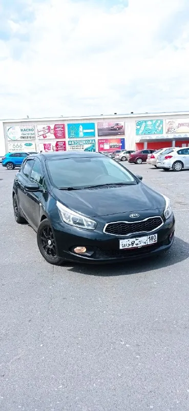 Киа сид 2014 года. Отличное состояние, обслужен. Пробег оригинальный 170 т. Мотор 1,4 атмосферный на 6 ст механике. Резвый и надёжный автомобиль. Расход топлива 6 литров. Мотор работает идеально, без лишних шумов. Не дымит. Масло от замены до замены. По кузову без рыжиков, все стекла заводские включая лобовое. Салон отличный, без дефектов. Кондиционер заправлен. Собственник. 850₽ +79494850271 - фотография - 3