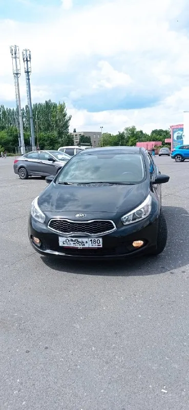 Киа сид 2014 года. Отличное состояние, обслужен. Пробег оригинальный 170 т. Мотор 1,4 атмосферный на 6 ст механике. Резвый и надёжный автомобиль. Расход топлива 6 литров. Мотор работает идеально, без лишних шумов. Не дымит. Масло от замены до замены. По кузову без рыжиков, все стекла заводские включая лобовое. Салон отличный, без дефектов. Кондиционер заправлен. Собственник. 850₽ +79494850271 - фотография - 4