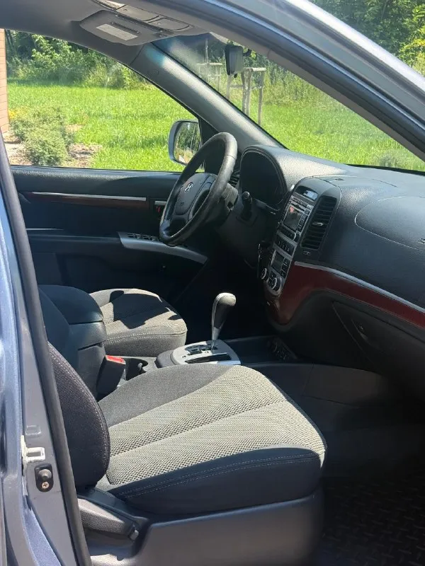 ☝️ Автомобиль с газовым оборудованием 4-го поколения, баллон на 80 л, запас хода - 450 км.

В продаже hyundai santa fe, 2.7 л, 190 л. С, 4wd. Модификация «gls», 7 мест, три ряда сидений. Оригинальный птс, два владельца за всё время. Находится более 10 лет в одной семье (с 2016 г) цвет «blue titanium» в серо-голубом металлике.

Двигатель : (g6ea) считается лучшим в линейке. Ошибок по системам нет. Двс работает отлично. Автомат переключает как положено, без пинков, пробуксовок и т. П. Полный привод работает без нареканий, люфтов нет, шлицы целые, вкл /выкл.

Техосмотр пройден, авто готово к оформлению. Цена : 1.080.000 рублей. Обмены не интересны. Территориально находится в г макеевка (центр) контакты : +7(949)003-33-27, +7(979)028-27-27 мессенджер telegram и max есть на первом тел.
📞 🇷🇺 Звоните: +79490033327 - фотография - 9