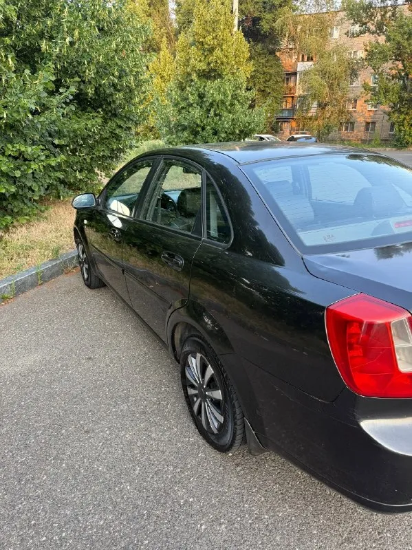 Chevrolet lacetti 1.6(механика), 2008 год. Надёжный рабочий конь за свои деньги!
Машина в хорошем рабочем состоянии, на ходу ежедневно, вложений прямо сейчас не требует.
Техническая часть:
· Двигатель 1.6 (109 л. С. ), механическая коробка — переключения чёткие, сцепление в норме.
· Кондиционер работает исправно (холодит отлично).
· Расходники свежие — масло, фильтры и грм заменены
· Подвеска в порядке — стуков и люфтов нет, на ямах не пробивает.
Кузов и внешний вид:
· Родные заводские стёкла (все).
История:
· Птс оригинал, все документы в порядке, авто на учёте.
Я собственник
Можем загнать на сто для диагностики — покажу всё до мелочей.
Звоните или пишите в мессенджеры! Отвечу на любые вопросы, отправлю видео прогрева и работы двигателя.
+7-949-466-54-22 Звонки или тг.
📞 Звоните: +7(949)4665422 - фотография - 2