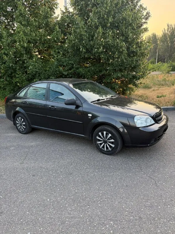 Chevrolet lacetti 1.6(механика), 2008 год. Надёжный рабочий конь за свои деньги!
Машина в хорошем рабочем состоянии, на ходу ежедневно, вложений прямо сейчас не требует.
Техническая часть:
· Двигатель 1.6 (109 л. С. ), механическая коробка — переключения чёткие, сцепление в норме.
· Кондиционер работает исправно (холодит отлично).
· Расходники свежие — масло, фильтры и грм заменены
· Подвеска в порядке — стуков и люфтов нет, на ямах не пробивает.
Кузов и внешний вид:
· Родные заводские стёкла (все).
История:
· Птс оригинал, все документы в порядке, авто на учёте.
Я собственник
Можем загнать на сто для диагностики — покажу всё до мелочей.
Звоните или пишите в мессенджеры! Отвечу на любые вопросы, отправлю видео прогрева и работы двигателя.
+7-949-466-54-22 Звонки или тг.
📞 Звоните: +7(949)4665422 - фотография - 4