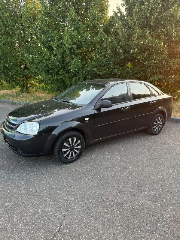 Chevrolet lacetti 1.6(механика), 2008 год. Надёжный рабочий конь за свои деньги!
Машина в хорошем рабочем состоянии, на ходу ежедневно, вложений прямо сейчас не требует.
Техническая часть:
· Двигатель 1.6 (109 л. С. ), механическая коробка — переключения чёткие, сцепление в норме.
· Кондиционер работает исправно (холодит отлично).
· Расходники свежие — масло, фильтры и грм заменены
· Подвеска в порядке — стуков и люфтов нет, на ямах не пробивает.
Кузов и внешний вид:
· Родные заводские стёкла (все).
История:
· Птс оригинал, все документы в порядке, авто на учёте.
Я собственник
Можем загнать на сто для диагностики — покажу всё до мелочей.
Звоните или пишите в мессенджеры! Отвечу на любые вопросы, отправлю видео прогрева и работы двигателя.
+7-949-466-54-22 Звонки или тг.
📞 Звоните: +7(949)4665422 - фотография - 5