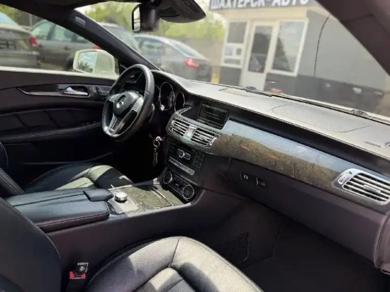 Mercedes-benz cls 350 d
Год 2014
Объём 3.0 tdi дизель
Родной пробег 210.000 (подтвержденный)
Коробка at 7g троник
Полный привод
3 Собственника
2 Комплекта колес. Новая зимняя резина на дисках. Летняя резина новая разноширокая r19. 2 комплекта дисков.
Личный автомобиль. Обслужена полностью от а до я!!! Обслужена коробка. Заменены фрикционы в коробке с заменой фрикционных пакетов фрикционных коробки и соленоиды. По мотору все болячки устранены, полностью обслужен. Тормозная система в круг новая. Поменяно масло абсолютно везде. Мотор, коробка, приводы, фильтры, а также топливный фильтр. Масло менял каждые 5т км. Зоны риска в броне пленке, полностью отполированный, покрыт двумя слоями качественной керамики.
Коробка 7g троник и 3.0 дизель самая надежная связка,
3.0-Литровый дизельным двигателем мощностью 265 л. С. И полным приводом, комплектация; бесключевой доступ передних дверей, полный электростеклопакет, электро зеркала/подогрев складывание зеркал, электро привода передних сидений, 3х уровневая память сидений, подкачка спины, шикарные удобные сиденья, кожа в идеальном состоянии, черный потолок, премиальная акустика harman/kardon, датчик дождя, датчик света, полный мульти руль, круиз контроль, голосовое управление, подрулевые лепестки, руль родной в идеальном состоянии, 3 режима езды, авто дальний, шикарная адаптивная оптика, большой экран, с подключением bluetooth, офлайн н. .. Подогрев сидений, подогрев заднего стекла и боковых зеркал, двух зонный климат контроль, камера заднего вида, парктроники 360, в круг за тонирована пленкой llumar два комплекта
Ковриков amg
🎁Полный бак дизеля в🎁
✅ Цена 2.800.000 ✅
✅Возможна продажа в кредит✅
✅ Номер +79495238191 🤳🏻 - фотография - 8