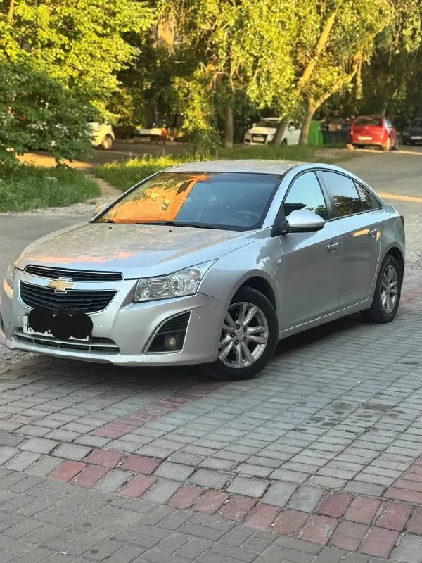 Срочно продам chevrolet cruze 2013 г. В 1.8 в отличном состоянии вложений не требует коробка переключает плавнобез пинков по кузову без рыжико салон в хорошем состоянии резина новая цена 730 000 руб. Хороший торг реальному покупателю возможно обмен с вашей доплатой +7 949 454 88 96 звоните в любое время - фотография - 1