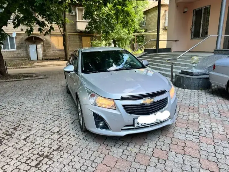 Срочно продам chevrolet cruze 2013 г. В 1.8 в отличном состоянии вложений не требует коробка переключает плавнобез пинков по кузову без рыжико салон в хорошем состоянии резина новая цена 730 000 руб. Хороший торг реальному покупателю возможно обмен с вашей доплатой +7 949 454 88 96 звоните в любое время - фотография - 2