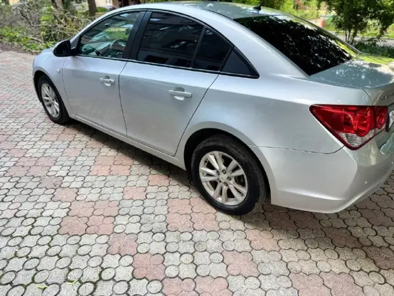 Срочно продам chevrolet cruze 2013 г. В 1.8 в отличном состоянии вложений не требует коробка переключает плавнобез пинков по кузову без рыжико салон в хорошем состоянии резина новая цена 730 000 руб. Хороший торг реальному покупателю возможно обмен с вашей доплатой +7 949 454 88 96 звоните в любое время - фотография - 5