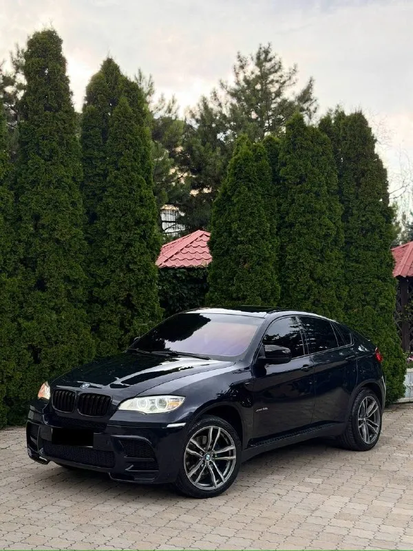 Bmw x6, 2010 год
3.0 Бензин | автомат | полный привод
В продаже bmw x6 в отличном состоянии — автомобиль, который сочетает в себе премиальный комфорт, мощность и эффектный внешний вид. Машина полностью обслужена, эксплуатировалась бережно и не требует никаких вложений.
✅ Кузов в заводской краске, без дтп.
✅ Двигатель работает идеально, без посторонних шумов и расхода масла.
✅ Коробка переключает плавно, без пинков и рывков.
✅ Подвеска плотная, без стуков, едет мягко и уверенно.
✅ Салон чистый, ухоженный, без потертостей и посторонних запахов.
Богатая комплектация: м-пакет, двухзонный климат-контроль, мультируль, круиз-контроль, электропривод сидений с памятью, парктроники, датчики света и дождя, качественная мультимедиа, система start/stop и многое другое.
Автомобиль выглядит дорого и привлекает внимание в потоке. Дарит настоящий комфорт как в городе, так и на трассе. Полный привод обеспечивает уверенное управление в любую погоду.
Юридически чистый, полный комплект доку
📞 Звоните: +7(949)4538040 - фотография - 3