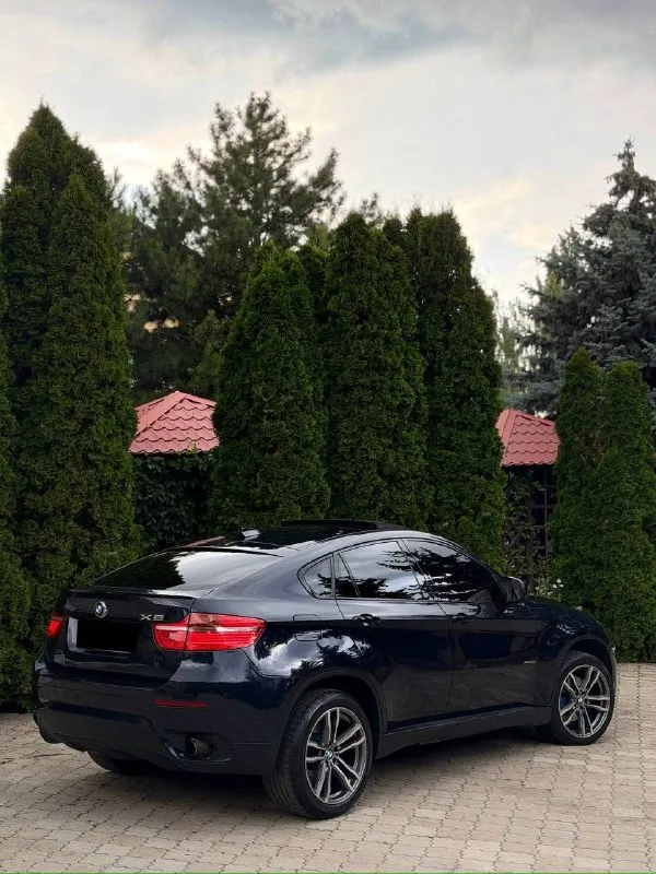 Bmw x6, 2010 год
3.0 Бензин | автомат | полный привод
В продаже bmw x6 в отличном состоянии — автомобиль, который сочетает в себе премиальный комфорт, мощность и эффектный внешний вид. Машина полностью обслужена, эксплуатировалась бережно и не требует никаких вложений.
✅ Кузов в заводской краске, без дтп.
✅ Двигатель работает идеально, без посторонних шумов и расхода масла.
✅ Коробка переключает плавно, без пинков и рывков.
✅ Подвеска плотная, без стуков, едет мягко и уверенно.
✅ Салон чистый, ухоженный, без потертостей и посторонних запахов.
Богатая комплектация: м-пакет, двухзонный климат-контроль, мультируль, круиз-контроль, электропривод сидений с памятью, парктроники, датчики света и дождя, качественная мультимедиа, система start/stop и многое другое.
Автомобиль выглядит дорого и привлекает внимание в потоке. Дарит настоящий комфорт как в городе, так и на трассе. Полный привод обеспечивает уверенное управление в любую погоду.
Юридически чистый, полный комплект доку
📞 Звоните: +7(949)4538040 - фотография - 5