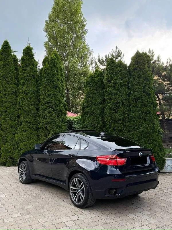 Bmw x6, 2010 год
3.0 Бензин | автомат | полный привод
В продаже bmw x6 в отличном состоянии — автомобиль, который сочетает в себе премиальный комфорт, мощность и эффектный внешний вид. Машина полностью обслужена, эксплуатировалась бережно и не требует никаких вложений.
✅ Кузов в заводской краске, без дтп.
✅ Двигатель работает идеально, без посторонних шумов и расхода масла.
✅ Коробка переключает плавно, без пинков и рывков.
✅ Подвеска плотная, без стуков, едет мягко и уверенно.
✅ Салон чистый, ухоженный, без потертостей и посторонних запахов.
Богатая комплектация: м-пакет, двухзонный климат-контроль, мультируль, круиз-контроль, электропривод сидений с памятью, парктроники, датчики света и дождя, качественная мультимедиа, система start/stop и многое другое.
Автомобиль выглядит дорого и привлекает внимание в потоке. Дарит настоящий комфорт как в городе, так и на трассе. Полный привод обеспечивает уверенное управление в любую погоду.
Юридически чистый, полный комплект доку
📞 Звоните: +7(949)4538040 - фотография - 6