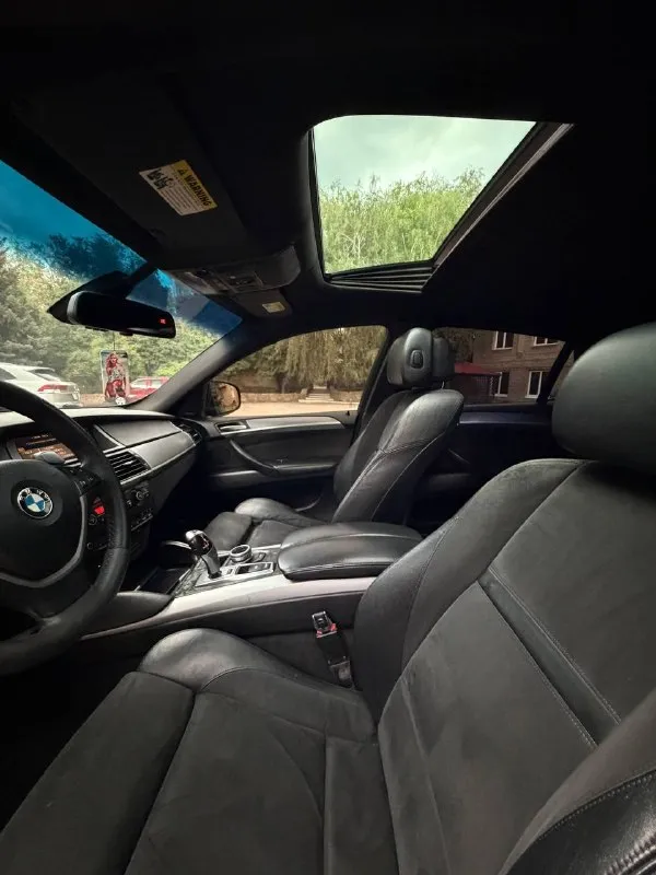 Bmw x6, 2010 год
3.0 Бензин | автомат | полный привод
В продаже bmw x6 в отличном состоянии — автомобиль, который сочетает в себе премиальный комфорт, мощность и эффектный внешний вид. Машина полностью обслужена, эксплуатировалась бережно и не требует никаких вложений.
✅ Кузов в заводской краске, без дтп.
✅ Двигатель работает идеально, без посторонних шумов и расхода масла.
✅ Коробка переключает плавно, без пинков и рывков.
✅ Подвеска плотная, без стуков, едет мягко и уверенно.
✅ Салон чистый, ухоженный, без потертостей и посторонних запахов.
Богатая комплектация: м-пакет, двухзонный климат-контроль, мультируль, круиз-контроль, электропривод сидений с памятью, парктроники, датчики света и дождя, качественная мультимедиа, система start/stop и многое другое.
Автомобиль выглядит дорого и привлекает внимание в потоке. Дарит настоящий комфорт как в городе, так и на трассе. Полный привод обеспечивает уверенное управление в любую погоду.
Юридически чистый, полный комплект доку
📞 Звоните: +7(949)4538040 - фотография - 7