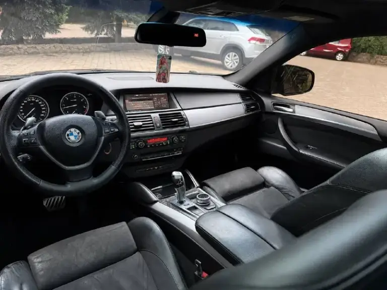Bmw x6, 2010 год
3.0 Бензин | автомат | полный привод
В продаже bmw x6 в отличном состоянии — автомобиль, который сочетает в себе премиальный комфорт, мощность и эффектный внешний вид. Машина полностью обслужена, эксплуатировалась бережно и не требует никаких вложений.
✅ Кузов в заводской краске, без дтп.
✅ Двигатель работает идеально, без посторонних шумов и расхода масла.
✅ Коробка переключает плавно, без пинков и рывков.
✅ Подвеска плотная, без стуков, едет мягко и уверенно.
✅ Салон чистый, ухоженный, без потертостей и посторонних запахов.
Богатая комплектация: м-пакет, двухзонный климат-контроль, мультируль, круиз-контроль, электропривод сидений с памятью, парктроники, датчики света и дождя, качественная мультимедиа, система start/stop и многое другое.
Автомобиль выглядит дорого и привлекает внимание в потоке. Дарит настоящий комфорт как в городе, так и на трассе. Полный привод обеспечивает уверенное управление в любую погоду.
Юридически чистый, полный комплект доку
📞 Звоните: +7(949)4538040 - фотография - 8
