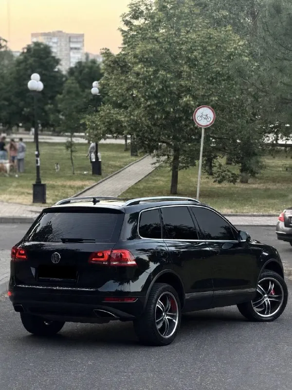 В продаже volkswagen touareg, в шикарном состоянии, с броским видом
2011 Года
Автомобиль на надежном бензиновом моторе, чугунный блок, работает превосходно!
Коробка автомат, не пинает, не буксует!
Ходовая часть отлично
Автомобиль в максимальной комплектации, есть абсолютно все!
Кузов ровный и красивый!
Панорамная крыша, обогрев всех сидений, 4-зонный климат контроль, камеры 360, память сидений и очень много допов!
Автомобиль юридически чистый, продажа с переоформлением!
Цена из-за срочности
1.350.000 Минимальный торг для быстрых
Возможен обмен или продажа в кредит
Осмотр донецк центр
+79494538040
📞 Звоните: +7(949)4538040 - фотография - 6