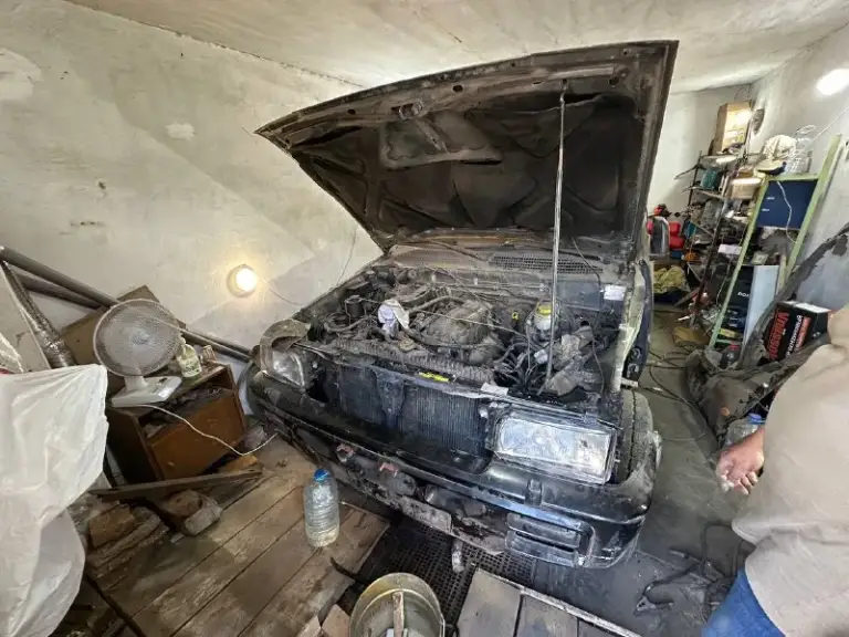 Продам ford maverick (nissan terrano ii) целиком на запчасти
Цена: 70 000 рублей (за всё) местонахождение: г. Донецк, ленинский район, гаражный кооператив вблизи ул. Малахова
Продам отличный вариант под разбор или как донора — ford maverick (полный аналог nissan terrano 2). Автомобиль отдается строго целиком, по запчастям не разбираю.
⚙️ Техническое состояние и комплектация:
Двигатель: 2.4 л (ниссан), инжекторный, с трамблером. До начала сварочных работ машина была на полном боевом ходу.
Трансмиссия: мкпп, 5-ступенчатая.
Что идет в комплекте: вместе с машиной в придачу отдам родные сиденья, пороги и много остальных запчастей от данного автомобиля. Всё входит в указанную стоимость.
📄 Документы:
В наличии номерные знаки и стс.
Птс, к сожалению, утерян.
Итог: забираете всё вместе — машину и весь арсенал запчастей к ней за 70 000 руб.
По всем вопросам пишите или звоните. Самовывоз из гаражного кооператива (потребуется эвакуатор или жесткая сцепка). - фотография - 1