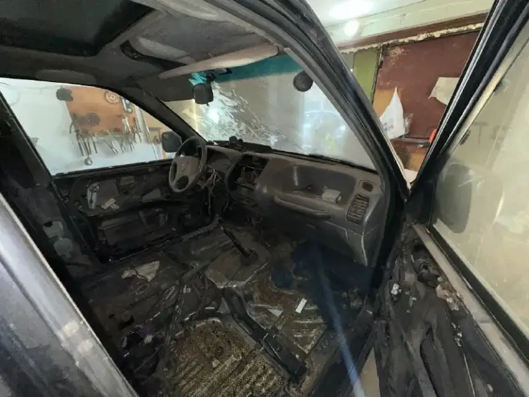Продам ford maverick (nissan terrano ii) целиком на запчасти
Цена: 70 000 рублей (за всё) местонахождение: г. Донецк, ленинский район, гаражный кооператив вблизи ул. Малахова
Продам отличный вариант под разбор или как донора — ford maverick (полный аналог nissan terrano 2). Автомобиль отдается строго целиком, по запчастям не разбираю.
⚙️ Техническое состояние и комплектация:
Двигатель: 2.4 л (ниссан), инжекторный, с трамблером. До начала сварочных работ машина была на полном боевом ходу.
Трансмиссия: мкпп, 5-ступенчатая.
Что идет в комплекте: вместе с машиной в придачу отдам родные сиденья, пороги и много остальных запчастей от данного автомобиля. Всё входит в указанную стоимость.
📄 Документы:
В наличии номерные знаки и стс.
Птс, к сожалению, утерян.
Итог: забираете всё вместе — машину и весь арсенал запчастей к ней за 70 000 руб.
По всем вопросам пишите или звоните. Самовывоз из гаражного кооператива (потребуется эвакуатор или жесткая сцепка). - фотография - 7