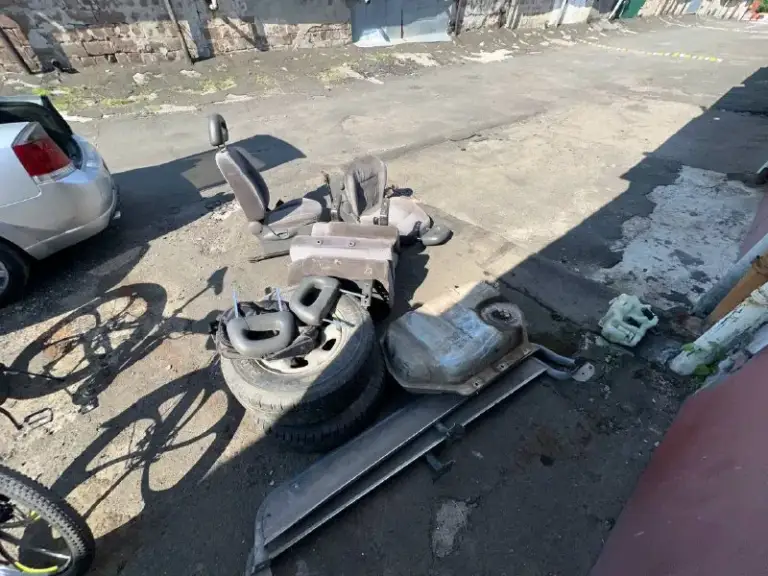 Продам ford maverick (nissan terrano ii) целиком на запчасти
Цена: 70 000 рублей (за всё) местонахождение: г. Донецк, ленинский район, гаражный кооператив вблизи ул. Малахова
Продам отличный вариант под разбор или как донора — ford maverick (полный аналог nissan terrano 2). Автомобиль отдается строго целиком, по запчастям не разбираю.
⚙️ Техническое состояние и комплектация:
Двигатель: 2.4 л (ниссан), инжекторный, с трамблером. До начала сварочных работ машина была на полном боевом ходу.
Трансмиссия: мкпп, 5-ступенчатая.
Что идет в комплекте: вместе с машиной в придачу отдам родные сиденья, пороги и много остальных запчастей от данного автомобиля. Всё входит в указанную стоимость.
📄 Документы:
В наличии номерные знаки и стс.
Птс, к сожалению, утерян.
Итог: забираете всё вместе — машину и весь арсенал запчастей к ней за 70 000 руб.
По всем вопросам пишите или звоните. Самовывоз из гаражного кооператива (потребуется эвакуатор или жесткая сцепка). - фотография - 9