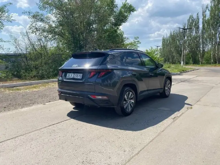 Продам hyundai tucson 2020 года мотор 1.6 коробка автомат, пробег 107тыс км (оригинальный), цена 2.750₽состояние отличное, обслужена вся, салон в отличном состоянии, сигнализация, климат контроль, стеклоподъемники, подогревы, мультимедия, гидроусилитель, слепые зоны, удержание в полосе, и многое другое. На авто работает все, по мотору вопросов нет работает идеально, мягко, масло заменил недавно, коробка работает отлично масло тоже поменял, документы в полном порядке, на уверенном ходу и готов радовать нового владельца все вопросы по тел +79493489143, торг
📲 Tg: olga pereverzieva
📞 Звоните: +7(949)3489143 - фотография - 7