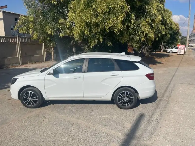 🚗 Lada vesta sw 1.8 | 2018 г | 1 владелец | состояние новой
💰 Цена: 999 000₽
Продам lada vesta sw 1.8 (122 л. С. ) конец 2018 года
Автомобиль в очень редком состоянии — фактически как новый.
✔️ Один владелец
✔️ Пробег 106 000 км
✔️ Бережная эксплуатация
✔️ Обслуживание у дилера в ростове до 100 тыс км
✔️ Сервисная книжка
✔️ 2 Ключа
⚙️ Максимальная комплектация (кроме акпп и кожи):
• Климат-контроль
• Круиз-контроль
• Датчик света
• Датчик дождя
• Мультируль
• Подогрев сидений
• Подогрев лобового стекла
• Помощь при трогании на подъеме
• Abs / esp
• Охлаждаемый бардачок
🛞 Три комплекта колес
• Зима — шипы, оригинальные диски lada
• Лето — титановые диски
• Сейчас стоит всесезонка
🔧 Техническое состоянии
✔️ Ходовая полностью заменена
✔️ Все расходники заменены
✔️ Никаких вложений не требует
🚘 Очень практичный универсал —
Большой багажник, надежный двигатель 1.8 и экономичный расход, новый аккумулятор.
📞 Телефон:
+7-949-474-68-00
📦 Возможна доставка в любой регион - фотография - 2