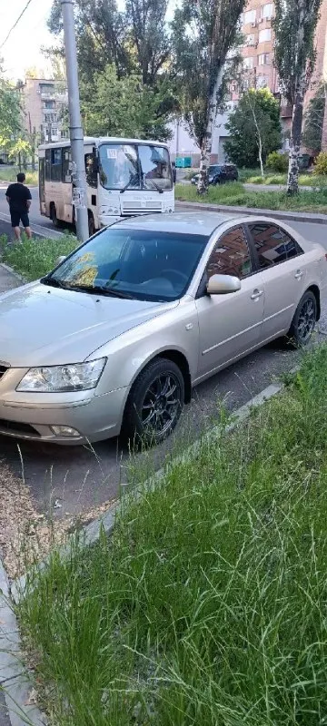 Hyundai sonata v (fn) 2008 год выпуска
2.0 Бензин, на механике
190000 Пробега
Днище не ржавое, гнили нету, все работает отлично, 2 ключа
Кондиционер работает прекрасно, а зимой печка топит хорошо
Лето стоит на титановых дисках, зима на железе, все отдаю
Авто в дтп не было, стекло стоит с завода
Вложений никаких не требует, сел и поехал
Цена: 750.000 торг
Номера для связи:
+7 (978) 829-21-23 Олег
+7 (949) 503-65-08 ( На фениксе есть макс ) - фотография - 3
