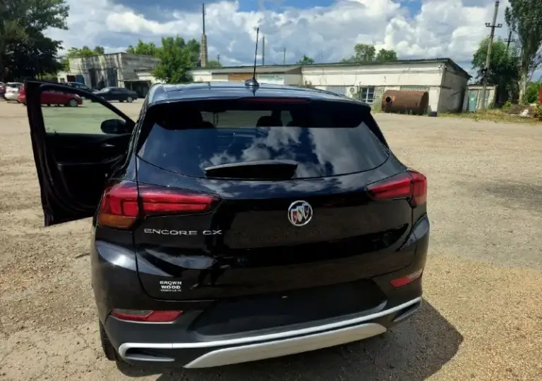 🚗 Buick encore gx 2020 года! 🚗
General motors (аналог chevrolet trailblazer).
Основные характеристики:
* Год выпуска: 2020.
* Двигатель: 1.2 л, турбо.
* Производство: корея.
* Ввоз: из сша.
* Пробег: общий — 139 000 км, по рф — 10 000 км.
🔧 Состояние и проведённые работы:
* Кузов оцинкованный с завода — хорошая защита от коррозии.
* Заменён передний бампер, капот окрашен в цвет.
* Полностью обработан от влаги.
* Проведено техобслуживание (масло, фильтры).
* В наличии расходные материалы для замены: комплект грм, тормозные колодки с датчиками износа.
* В комплекте — новая зимняя резина.
* Вся система безопасности в исправном состоянии.
🎶 Комфорт и технологии:
* Полностью русифицирован.
* Бесключевой доступ на всех дверях.
* Штатная мультимедиа с отличным звуком.
* Поддержка android auto и carplay.
* Комбинированный салон.
* Круиз‑контроль.
* Кондиционер (отлично справляется с местным жарким климатом).
* Система удержания в полосе.
* Дистроник с проекцией.
* Автосвет (автоматическое переключение ближнего и дальнего света).
* Электронный стояночный тормоз.
* Помощь при трогании.
⛽ Экономичность:
* Расход топлива в городе — около 9 л на 100 км.
* На трассе — 7–8 л на 100 км.
💰 Цена: 1 750 000 рублей.
Возможен торг у капота — обсудим цену при встрече!
+79493015073 - фотография - 3