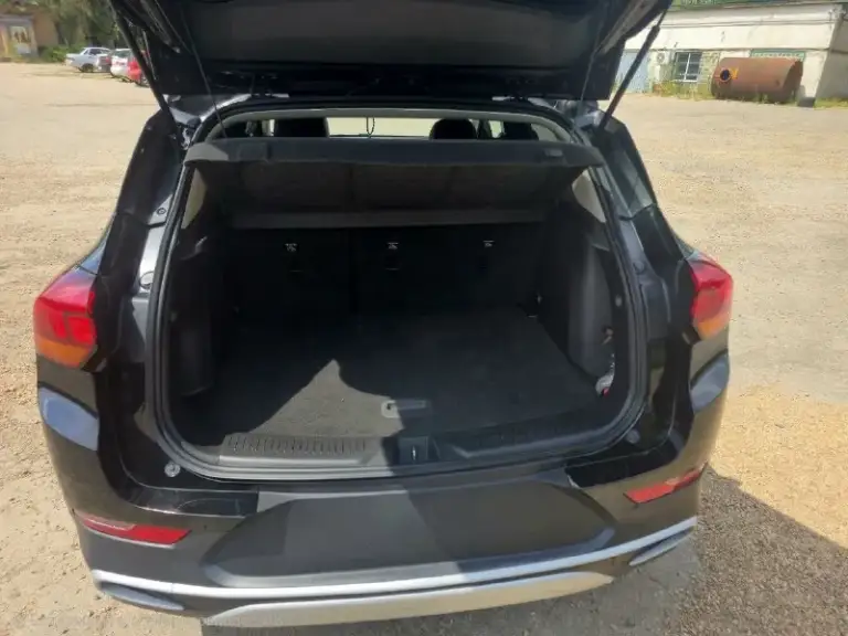 🚗 Buick encore gx 2020 года! 🚗
General motors (аналог chevrolet trailblazer).
Основные характеристики:
* Год выпуска: 2020.
* Двигатель: 1.2 л, турбо.
* Производство: корея.
* Ввоз: из сша.
* Пробег: общий — 139 000 км, по рф — 10 000 км.
🔧 Состояние и проведённые работы:
* Кузов оцинкованный с завода — хорошая защита от коррозии.
* Заменён передний бампер, капот окрашен в цвет.
* Полностью обработан от влаги.
* Проведено техобслуживание (масло, фильтры).
* В наличии расходные материалы для замены: комплект грм, тормозные колодки с датчиками износа.
* В комплекте — новая зимняя резина.
* Вся система безопасности в исправном состоянии.
🎶 Комфорт и технологии:
* Полностью русифицирован.
* Бесключевой доступ на всех дверях.
* Штатная мультимедиа с отличным звуком.
* Поддержка android auto и carplay.
* Комбинированный салон.
* Круиз‑контроль.
* Кондиционер (отлично справляется с местным жарким климатом).
* Система удержания в полосе.
* Дистроник с проекцией.
* Автосвет (автоматическое переключение ближнего и дальнего света).
* Электронный стояночный тормоз.
* Помощь при трогании.
⛽ Экономичность:
* Расход топлива в городе — около 9 л на 100 км.
* На трассе — 7–8 л на 100 км.
💰 Цена: 1 750 000 рублей.
Возможен торг у капота — обсудим цену при встрече!
+79493015073 - фотография - 4