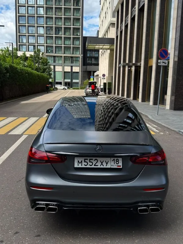 Продаётся мерседес е300, комплектация amg, особая серия, 2020 год, 2 литра, бензин, 258 л. С. , 160000 км пробег, заводской матовый окрас. Цена 4780000 рублей. Торг имеется. 89279970130. - фотография - 1