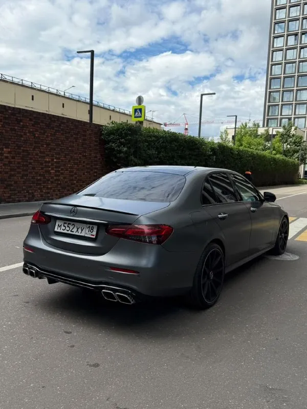 Продаётся мерседес е300, комплектация amg, особая серия, 2020 год, 2 литра, бензин, 258 л. С. , 160000 км пробег, заводской матовый окрас. Цена 4780000 рублей. Торг имеется. 89279970130. - фотография - 2