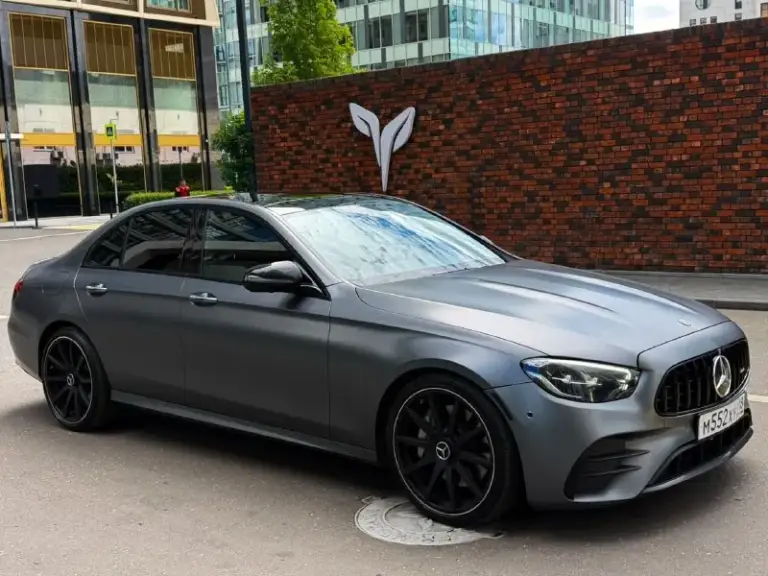 Продаётся мерседес е300, комплектация amg, особая серия, 2020 год, 2 литра, бензин, 258 л. С. , 160000 км пробег, заводской матовый окрас. Цена 4780000 рублей. Торг имеется. 89279970130. - фотография - 3