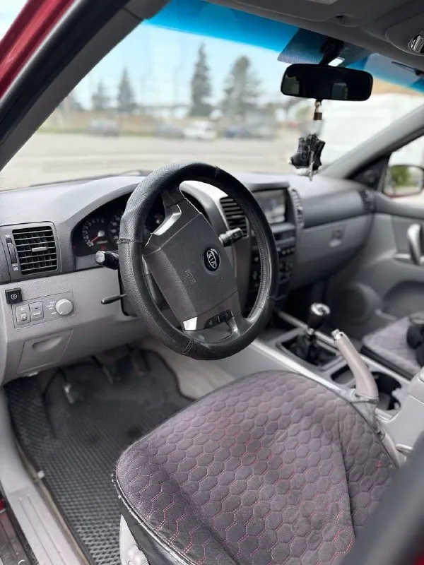 Продам kia sorento🔥
Год выпуска:2005🔥
Пробег, км:200.000 🔥
Модификация:2.4 мт🔥
Тип двигателя:газ/бензин🔥
Коробка передач :механика 🔥
Привод:полный🔥
Тип кузова : внедорожник 5-дверный🔥
Koмплeктaция: базовая 🔥
Цвет: красный🔥
В продаже от собственника kia sorento на полном ходу. Установлено газовое оборудование, фаркоп.
✅Двигатель работает ровно и плавно, без вибраций и посторонних звуков.
Стабильная работа на всех режимах — от холостого хода до высоких оборотов.
Ровная тяга во всём диапазоне оборотов.
✅Мкпп-5 ступка. Все передачи включаются мягко, без хрустов, ничего не выбивает.
Раздаточная коробка исправна, понижайка и блокировка включаются без проблем. Сальники сухие, течей масла нет.
✅Ходовая часть в отличном состоянии, все узлы исправны.
Отсутствие стуков, скрипов и посторонних шумов при движении.
Подвеска отрабатывает неровности мягко, без жёстких ударов.
✅Салон в отличном состоянии, ухоженный и чистый.
Цена:649.999 тысяч
Возможен пригон по договоренности.
Возможен обмен.
+79491472044 - фотография - 10