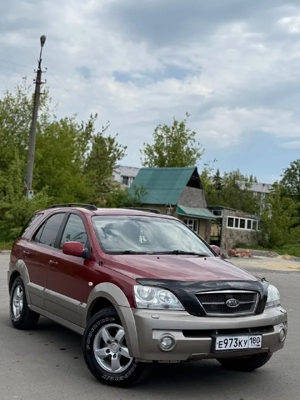 Продам kia sorento🔥
Год выпуска:2005🔥
Пробег, км:200.000 🔥
Модификация:2.4 мт🔥
Тип двигателя:газ/бензин🔥
Коробка передач :механика 🔥
Привод:полный🔥
Тип кузова : внедорожник 5-дверный🔥
Koмплeктaция: базовая 🔥
Цвет: красный🔥
В продаже от собственника kia sorento на полном ходу. Установлено газовое оборудование, фаркоп.
✅Двигатель работает ровно и плавно, без вибраций и посторонних звуков.
Стабильная работа на всех режимах — от холостого хода до высоких оборотов.
Ровная тяга во всём диапазоне оборотов.
✅Мкпп-5 ступка. Все передачи включаются мягко, без хрустов, ничего не выбивает.
Раздаточная коробка исправна, понижайка и блокировка включаются без проблем. Сальники сухие, течей масла нет.
✅Ходовая часть в отличном состоянии, все узлы исправны.
Отсутствие стуков, скрипов и посторонних шумов при движении.
Подвеска отрабатывает неровности мягко, без жёстких ударов.
✅Салон в отличном состоянии, ухоженный и чистый.
Цена:649.999 тысяч
Возможен пригон по договоренности.
Возможен обмен.
+79491472044 - фотография - 3