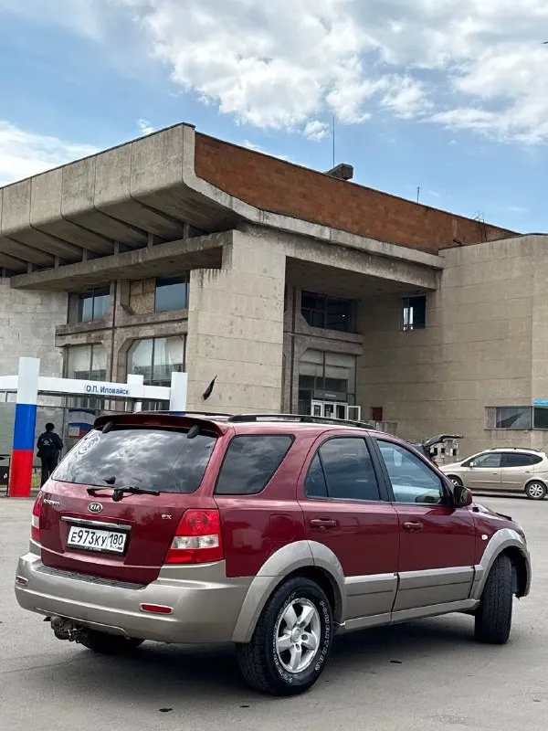 Продам kia sorento🔥
Год выпуска:2005🔥
Пробег, км:200.000 🔥
Модификация:2.4 мт🔥
Тип двигателя:газ/бензин🔥
Коробка передач :механика 🔥
Привод:полный🔥
Тип кузова : внедорожник 5-дверный🔥
Koмплeктaция: базовая 🔥
Цвет: красный🔥
В продаже от собственника kia sorento на полном ходу. Установлено газовое оборудование, фаркоп.
✅Двигатель работает ровно и плавно, без вибраций и посторонних звуков.
Стабильная работа на всех режимах — от холостого хода до высоких оборотов.
Ровная тяга во всём диапазоне оборотов.
✅Мкпп-5 ступка. Все передачи включаются мягко, без хрустов, ничего не выбивает.
Раздаточная коробка исправна, понижайка и блокировка включаются без проблем. Сальники сухие, течей масла нет.
✅Ходовая часть в отличном состоянии, все узлы исправны.
Отсутствие стуков, скрипов и посторонних шумов при движении.
Подвеска отрабатывает неровности мягко, без жёстких ударов.
✅Салон в отличном состоянии, ухоженный и чистый.
Цена:649.999 тысяч
Возможен пригон по договоренности.
Возможен обмен.
+79491472044 - фотография - 4