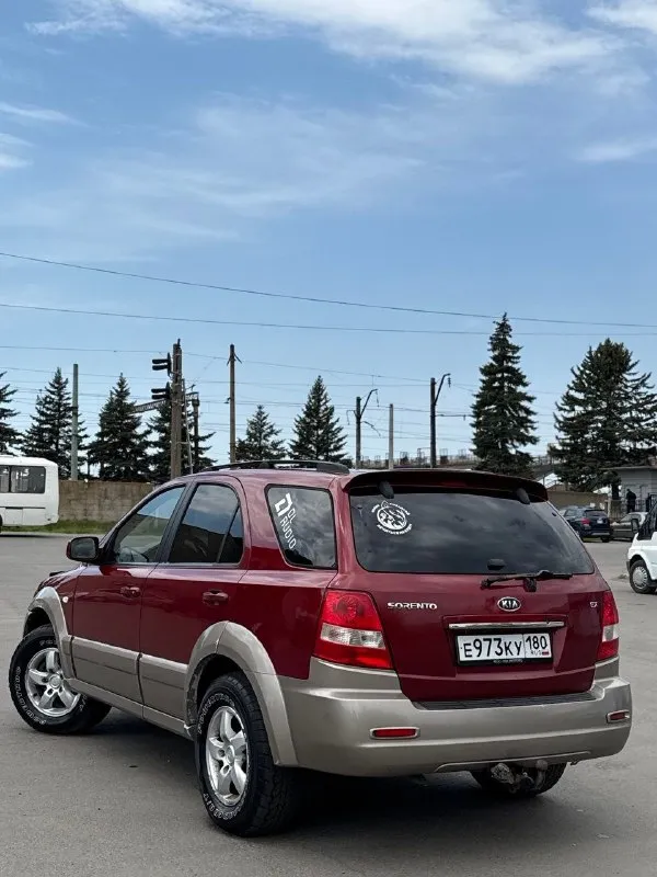 Продам kia sorento🔥
Год выпуска:2005🔥
Пробег, км:200.000 🔥
Модификация:2.4 мт🔥
Тип двигателя:газ/бензин🔥
Коробка передач :механика 🔥
Привод:полный🔥
Тип кузова : внедорожник 5-дверный🔥
Koмплeктaция: базовая 🔥
Цвет: красный🔥
В продаже от собственника kia sorento на полном ходу. Установлено газовое оборудование, фаркоп.
✅Двигатель работает ровно и плавно, без вибраций и посторонних звуков.
Стабильная работа на всех режимах — от холостого хода до высоких оборотов.
Ровная тяга во всём диапазоне оборотов.
✅Мкпп-5 ступка. Все передачи включаются мягко, без хрустов, ничего не выбивает.
Раздаточная коробка исправна, понижайка и блокировка включаются без проблем. Сальники сухие, течей масла нет.
✅Ходовая часть в отличном состоянии, все узлы исправны.
Отсутствие стуков, скрипов и посторонних шумов при движении.
Подвеска отрабатывает неровности мягко, без жёстких ударов.
✅Салон в отличном состоянии, ухоженный и чистый.
Цена:649.999 тысяч
Возможен пригон по договоренности.
Возможен обмен.
+79491472044 - фотография - 5