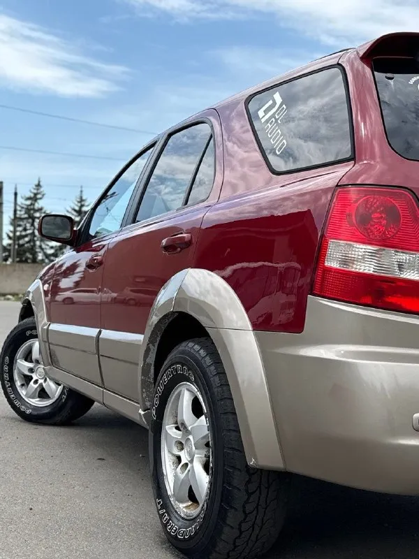Продам kia sorento🔥
Год выпуска:2005🔥
Пробег, км:200.000 🔥
Модификация:2.4 мт🔥
Тип двигателя:газ/бензин🔥
Коробка передач :механика 🔥
Привод:полный🔥
Тип кузова : внедорожник 5-дверный🔥
Koмплeктaция: базовая 🔥
Цвет: красный🔥
В продаже от собственника kia sorento на полном ходу. Установлено газовое оборудование, фаркоп.
✅Двигатель работает ровно и плавно, без вибраций и посторонних звуков.
Стабильная работа на всех режимах — от холостого хода до высоких оборотов.
Ровная тяга во всём диапазоне оборотов.
✅Мкпп-5 ступка. Все передачи включаются мягко, без хрустов, ничего не выбивает.
Раздаточная коробка исправна, понижайка и блокировка включаются без проблем. Сальники сухие, течей масла нет.
✅Ходовая часть в отличном состоянии, все узлы исправны.
Отсутствие стуков, скрипов и посторонних шумов при движении.
Подвеска отрабатывает неровности мягко, без жёстких ударов.
✅Салон в отличном состоянии, ухоженный и чистый.
Цена:649.999 тысяч
Возможен пригон по договоренности.
Возможен обмен.
+79491472044 - фотография - 6