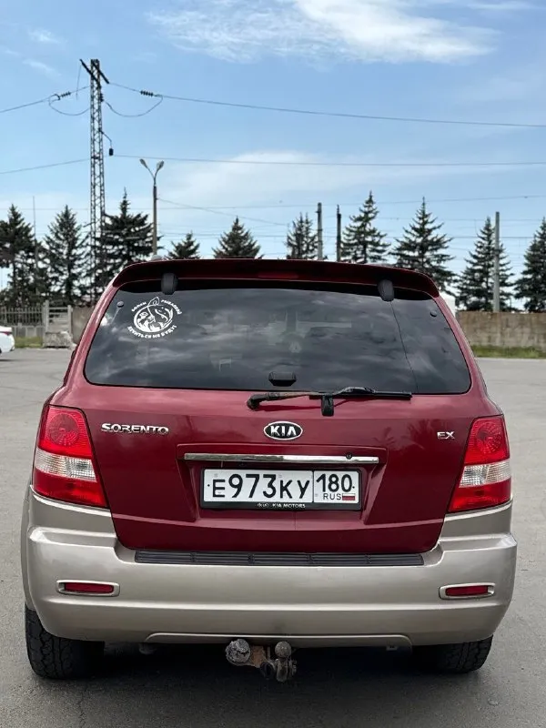 Продам kia sorento🔥
Год выпуска:2005🔥
Пробег, км:200.000 🔥
Модификация:2.4 мт🔥
Тип двигателя:газ/бензин🔥
Коробка передач :механика 🔥
Привод:полный🔥
Тип кузова : внедорожник 5-дверный🔥
Koмплeктaция: базовая 🔥
Цвет: красный🔥
В продаже от собственника kia sorento на полном ходу. Установлено газовое оборудование, фаркоп.
✅Двигатель работает ровно и плавно, без вибраций и посторонних звуков.
Стабильная работа на всех режимах — от холостого хода до высоких оборотов.
Ровная тяга во всём диапазоне оборотов.
✅Мкпп-5 ступка. Все передачи включаются мягко, без хрустов, ничего не выбивает.
Раздаточная коробка исправна, понижайка и блокировка включаются без проблем. Сальники сухие, течей масла нет.
✅Ходовая часть в отличном состоянии, все узлы исправны.
Отсутствие стуков, скрипов и посторонних шумов при движении.
Подвеска отрабатывает неровности мягко, без жёстких ударов.
✅Салон в отличном состоянии, ухоженный и чистый.
Цена:649.999 тысяч
Возможен пригон по договоренности.
Возможен обмен.
+79491472044 - фотография - 7