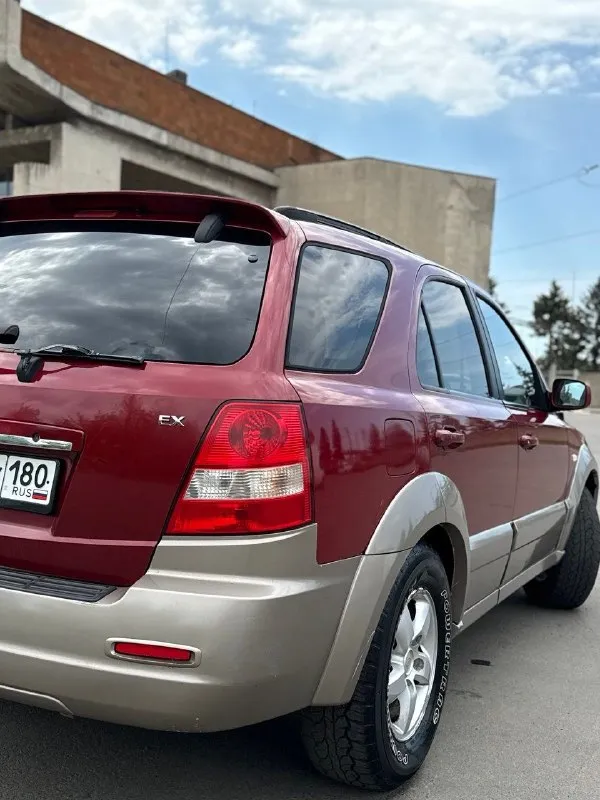 Продам kia sorento🔥
Год выпуска:2005🔥
Пробег, км:200.000 🔥
Модификация:2.4 мт🔥
Тип двигателя:газ/бензин🔥
Коробка передач :механика 🔥
Привод:полный🔥
Тип кузова : внедорожник 5-дверный🔥
Koмплeктaция: базовая 🔥
Цвет: красный🔥
В продаже от собственника kia sorento на полном ходу. Установлено газовое оборудование, фаркоп.
✅Двигатель работает ровно и плавно, без вибраций и посторонних звуков.
Стабильная работа на всех режимах — от холостого хода до высоких оборотов.
Ровная тяга во всём диапазоне оборотов.
✅Мкпп-5 ступка. Все передачи включаются мягко, без хрустов, ничего не выбивает.
Раздаточная коробка исправна, понижайка и блокировка включаются без проблем. Сальники сухие, течей масла нет.
✅Ходовая часть в отличном состоянии, все узлы исправны.
Отсутствие стуков, скрипов и посторонних шумов при движении.
Подвеска отрабатывает неровности мягко, без жёстких ударов.
✅Салон в отличном состоянии, ухоженный и чистый.
Цена:649.999 тысяч
Возможен пригон по договоренности.
Возможен обмен.
+79491472044 - фотография - 8