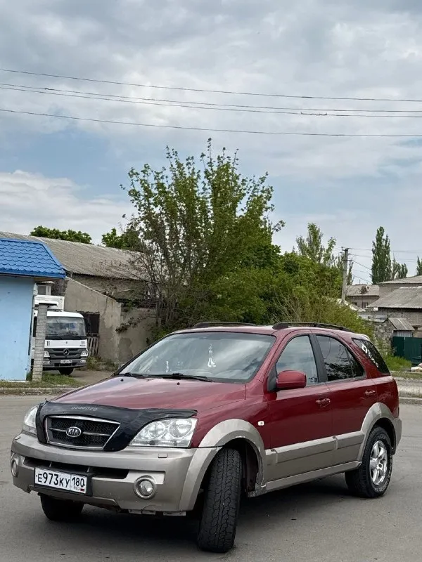 Продам kia sorento🔥
Год выпуска:2005🔥
Пробег, км:200.000 🔥
Модификация:2.4 мт🔥
Тип двигателя:газ/бензин🔥
Коробка передач :механика 🔥
Привод:полный🔥
Тип кузова : внедорожник 5-дверный🔥
Koмплeктaция: базовая 🔥
Цвет: красный🔥
В продаже от собственника kia sorento на полном ходу. Установлено газовое оборудование, фаркоп.
✅Двигатель работает ровно и плавно, без вибраций и посторонних звуков.
Стабильная работа на всех режимах — от холостого хода до высоких оборотов.
Ровная тяга во всём диапазоне оборотов.
✅Мкпп-5 ступка. Все передачи включаются мягко, без хрустов, ничего не выбивает.
Раздаточная коробка исправна, понижайка и блокировка включаются без проблем. Сальники сухие, течей масла нет.
✅Ходовая часть в отличном состоянии, все узлы исправны.
Отсутствие стуков, скрипов и посторонних шумов при движении.
Подвеска отрабатывает неровности мягко, без жёстких ударов.
✅Салон в отличном состоянии, ухоженный и чистый.
Цена:649.999 тысяч
Возможен пригон по договоренности.
Возможен обмен.
+79491472044 - фотография - 9