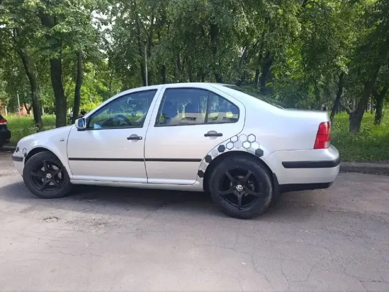 Срочно продам volkswagen бора, в отличном состоянии, без вложений, 2001 г/в. Обслужен по регламенту, чеки заказ наряды в наличии. Сервисная книжка (180 регион) любой вид оформления. Цена в рублях 445 тыс рублей торг у капота, тел +79494525644. Двигатель 1.6 8 кл бензин. Двс работает как часы. После кап ремонта, листает безупречно, ходовка мячик. Акб бодрячком, кузов оцинкован, днище и пороги супер, зашумлена, стоят литые диски r 16 на летней резине, потолок и стойки перетянуты в черную алькантару. Оснащена, бортовой компьютер, центральный замок, гур, серво руль. Abs, esp, 4 airbag, 4 эл стеклоподъёмника, с доводчиками, кондиционер холодит. Эл люк, эл регулировка зеркал, эл привод багажника. Микролифт, поясничный упор и подогрев передних сидений. Линзованая оптика, магнитола jvc с объёмной акустикой. Bluetooth, usb и aux. Остальные вопросы в телефонном режиме.
📲 Tg: олечка
📞 Звоните: +7(949)4525644 - фотография - 1
