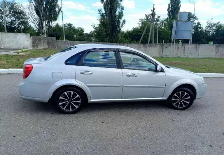 Продам авто chevrolet lacetti, 1.6 mt, 2008 год.
Доп. Свойства:
Электрозеркала, эл. Стеклоподъемники, кондиционер. На обслуживании не экономили, все расходники менялись своевременно. Чистый салон, автомобиль технически исправен, полностью обслужен и готов к эксплуатации без дополнительных вложений. Надёжный, экономичный и неприхотливый вариант как для города, так и для дальние поездок. Все вопросы по телефону +79493641504 или в мах. Цена 550000 - фотография - 2