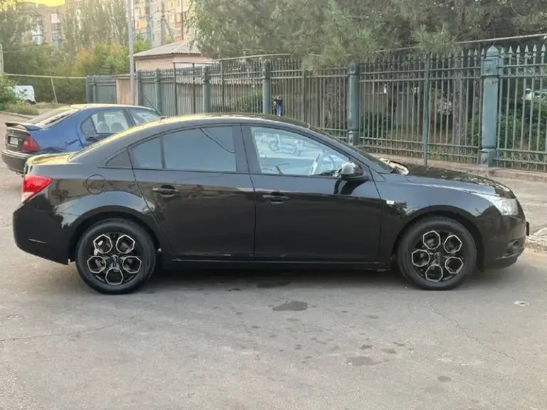 Продается chevrolet cruze 2012 год 1.6 мкпп -пробег 170.000 км родной 100% подтвержден автотекой
Цена 725.000 руб + разумный торг реальному покупателю
1 Собственник шевроле круз -двигатель самый надежный в линейки работает идеально не троит не дымит масло не ест !
Коробка также на отлично переключает мягко все передачи не хрустит не вылетает
По ходовой мячик не стучит не гремит на дороге стоит уверено никуда не ведет
Автотека зеленая ( без дтп и выплат )
Металл весь заводской ни один болт не крутился
По кузову выглядит отлично без гнили и ржавчины пороги, днище, низа дверей в отличном состояние
Состояние отличное сел и поехал куда угодно из последних вложений новый грм с помпой, масло с фильтрами, свечи, стойки стабилизатора, новые диски с резиной
Комплектация ls
Кондиционер холодит на 100%, печка греет, ручник держит
-Переоформление без проблем могу присутствовать в мрэо документы кристально чистые без штрафов, запретов и. Т. Д
Осмотр макеевка центр -тел +7-949-20-20-555 и есть тг на этом номере - фотография - 5