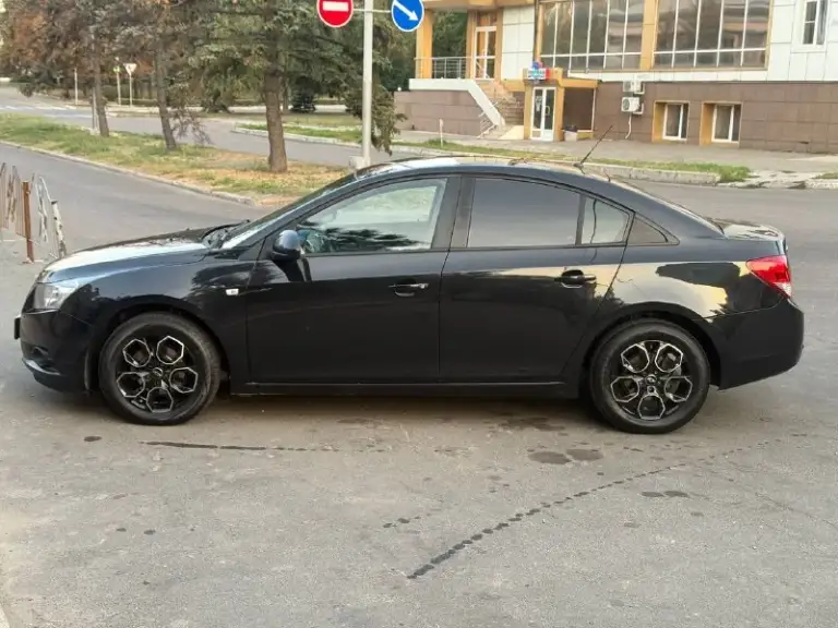 Продается chevrolet cruze 2012 год 1.6 мкпп -пробег 170.000 км родной 100% подтвержден автотекой
Цена 725.000 руб + разумный торг реальному покупателю
1 Собственник шевроле круз -двигатель самый надежный в линейки работает идеально не троит не дымит масло не ест !
Коробка также на отлично переключает мягко все передачи не хрустит не вылетает
По ходовой мячик не стучит не гремит на дороге стоит уверено никуда не ведет
Автотека зеленая ( без дтп и выплат )
Металл весь заводской ни один болт не крутился
По кузову выглядит отлично без гнили и ржавчины пороги, днище, низа дверей в отличном состояние
Состояние отличное сел и поехал куда угодно из последних вложений новый грм с помпой, масло с фильтрами, свечи, стойки стабилизатора, новые диски с резиной
Комплектация ls
Кондиционер холодит на 100%, печка греет, ручник держит
-Переоформление без проблем могу присутствовать в мрэо документы кристально чистые без штрафов, запретов и. Т. Д
Осмотр макеевка центр -тел +7-949-20-20-555 и есть тг на этом номере - фотография - 6