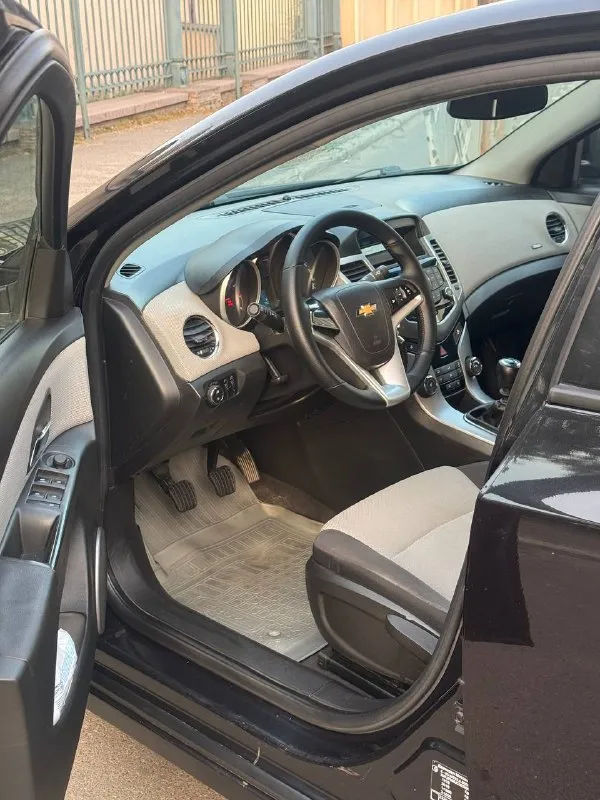 Продается chevrolet cruze 2012 год 1.6 мкпп -пробег 170.000 км родной 100% подтвержден автотекой
Цена 725.000 руб + разумный торг реальному покупателю
1 Собственник шевроле круз -двигатель самый надежный в линейки работает идеально не троит не дымит масло не ест !
Коробка также на отлично переключает мягко все передачи не хрустит не вылетает
По ходовой мячик не стучит не гремит на дороге стоит уверено никуда не ведет
Автотека зеленая ( без дтп и выплат )
Металл весь заводской ни один болт не крутился
По кузову выглядит отлично без гнили и ржавчины пороги, днище, низа дверей в отличном состояние
Состояние отличное сел и поехал куда угодно из последних вложений новый грм с помпой, масло с фильтрами, свечи, стойки стабилизатора, новые диски с резиной
Комплектация ls
Кондиционер холодит на 100%, печка греет, ручник держит
-Переоформление без проблем могу присутствовать в мрэо документы кристально чистые без штрафов, запретов и. Т. Д
Осмотр макеевка центр -тел +7-949-20-20-555 и есть тг на этом номере - фотография - 7