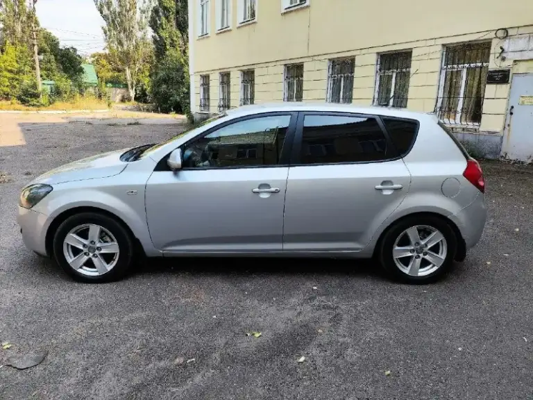 В продаже kia ceed ed!
Автомат!
Газ пропан евро 4!
Техосмотр пройден!
Год 2009!
Пробег 219000км!
Бензин g4fc 1,6 16v 122л. С!
Комплектация: эур, климат контроль (работает, холодит великолепно), 4 эл. Стеклоподъёмника с доводчиками, эл. Зеркала с подогревом и электро складыванием, подогрев сидений, подогрев заднего стекла, подогрев зоны дворников, abs, esp, 10 airbag, штатная магнитола, центральный замок!
Салон аккуратный, чистый, ухоженный!
Технически без нареканий, двигатель не дымит, тянет отлично, масло не расходует, коробка переключает идеально без пинков и рывков!
Кузов в хорошем состоянии, без коррозии, есть пара вмятин на крышке багажника, выглядит хорошо!
Находится в макеевке!
Все вопросы по телефону!
Цена 595000₽!
+79494003184
📞 Звоните: +7(949)4003184 - фотография - 7