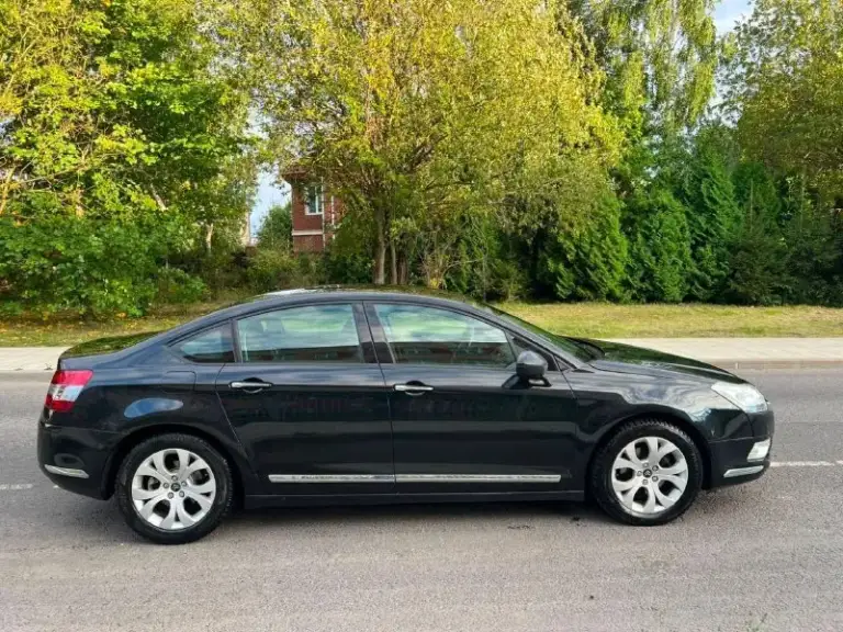 Продаю citroen c5 2012г.
1.6T автоматическая
Коробка передач
Пробег 200000
Мотор 1.6 турбо на 150 л. С
Кпп полноценный автомат
Установлена новая андроид магнитола со всеми примочками, так же встроенный gps навигатор.
Сигнализация с автозапуском.

Цена 630 000 рублей

Мотор сухой
Короба без нареканий, переключает плавно
Подвеска не стучит автомобиль в отличном техническом состоянии, регулярно проходило то. Все системы работают исправно. В дтп никогда не была. Много чего сделано по ходовой и технической части. Работает все просто отлично! Заменено из последнего: шаровые abs, подшипники все четыре, передние стойки (гидравлика), сферы прокачаны и одну заменила, моторчик пневмоподвески, рулевые рейки, катализатор, генератор, электропривод ручного тормоза, диски тормозные и суппорта, свечи, фильтра и масло, кондиционер заправлен. Машина на полном и уверенном ходу, никаких вложений не требует. Небольшой торг реальному покупателю.
Авто находится в п. Матвеев курган
Писать по номеру телефона +79885864369 в макс✅
Обмена нет. - фотография - 2