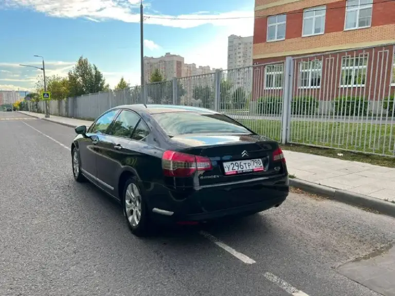 Продаю citroen c5 2012г.
1.6T автоматическая
Коробка передач
Пробег 200000
Мотор 1.6 турбо на 150 л. С
Кпп полноценный автомат
Установлена новая андроид магнитола со всеми примочками, так же встроенный gps навигатор.
Сигнализация с автозапуском.

Цена 630 000 рублей

Мотор сухой
Короба без нареканий, переключает плавно
Подвеска не стучит автомобиль в отличном техническом состоянии, регулярно проходило то. Все системы работают исправно. В дтп никогда не была. Много чего сделано по ходовой и технической части. Работает все просто отлично! Заменено из последнего: шаровые abs, подшипники все четыре, передние стойки (гидравлика), сферы прокачаны и одну заменила, моторчик пневмоподвески, рулевые рейки, катализатор, генератор, электропривод ручного тормоза, диски тормозные и суппорта, свечи, фильтра и масло, кондиционер заправлен. Машина на полном и уверенном ходу, никаких вложений не требует. Небольшой торг реальному покупателю.
Авто находится в п. Матвеев курган
Писать по номеру телефона +79885864369 в макс✅
Обмена нет. - фотография - 3