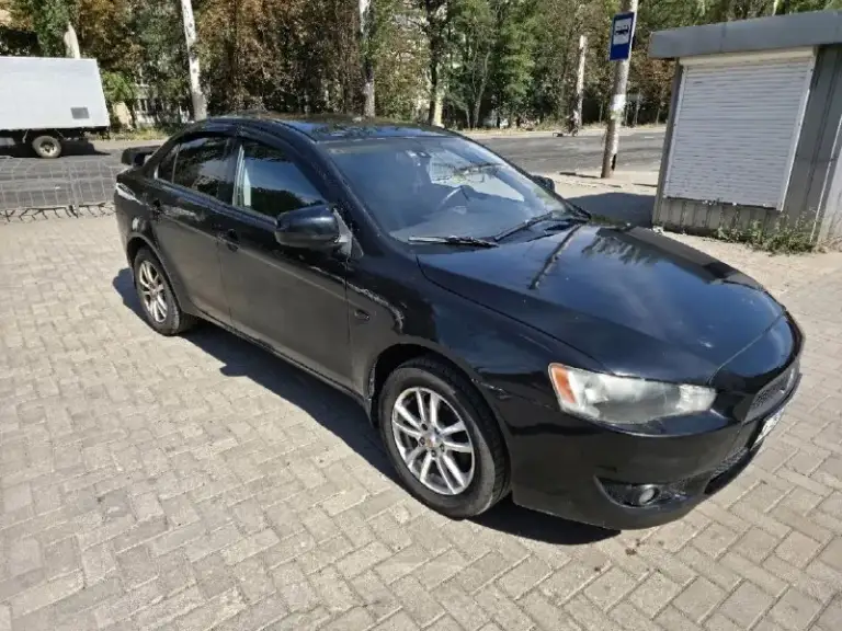 Продам mitsubishi lancer x
2008 Год, 1.8, акпп
Пробег 211 000.

Юридически чистая. Переоформление без проблем.

По технике порядок. Мотор порядок, коробка порядок. Все кнопки работают.

Комплектация: мультируль, круиз, автосвет, датчики дождя, усилитель руля, электрорегулировка зеркал, все 4 стеклоподъёмника.
В машине много чего сделано, т. К. Делал для себя, денег не жалел.
Стоит хорошая андроид магнитола с andoid auto и carplay.
Стоит дорогая, хорошая музыка. Новые динамики, сабвуфер от sony в багажнике, новый усилок.  
Установлен регистратор, камера заднего вида.
Стоит проекция на лобовое.
Климат работает (холодит и греет как надо).
Салон красивый, опрятный. Новые дорогие чехлы кожа+алькантара. Качественно перешит руль.
Сигнализация starline с автозапуском. Работает как часы.
Подушки на месте. Abs, esp.
2 Комплекта колёс. +запаска целая. Лето на дисках, зима штампы. Резина год назад бралась новая.

Сделана шумоизоляция капота, переднего правого подкрылка. (на второй подкрылок не успел поставить, времени не хватило. Весь комплект шумки в 3 слоя и инструменты для него отдам.
С машиной ещё много всего в довесок прилагается. От мелочей до разнообразных запчастей.

По кузову есть возрастные косяки. На фото все видно.

Цена: 650.000 р.
Продажа срочная, хороший торг у капота.

Осмотр днр, г. Донецк.
Подробности по телефону:
Роман
Феникс: +7-949-699-48-13
Мтс: +7-985-007-41-97 
Телеграм: @pyke666 / +79850074197 - фотография - 3